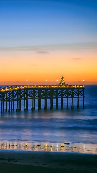 Christmas tree at Crystal Pier, Pacific Beach, San Diego, California (© SamAntonioPhotography/Getty Images) mobile wallpaper