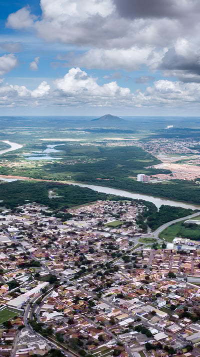 Vista aérea da cidade de Cuiabá e do rio Cuiabá, Mato Grosso (© Lucas Ninno/Getty Images) mobile wallpaper