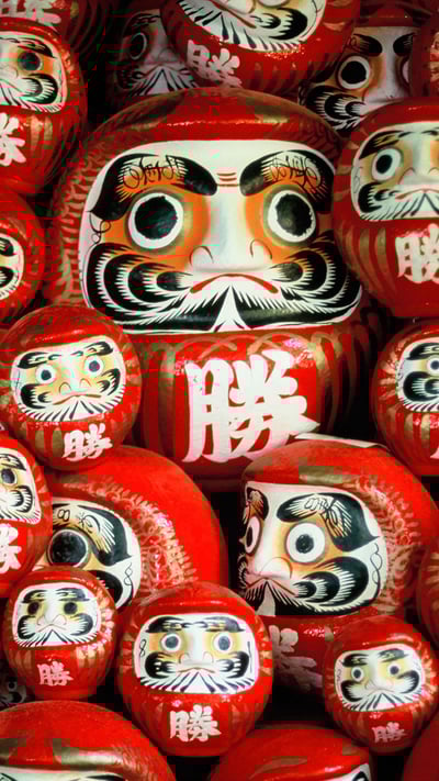 「勝尾寺の勝ちダルマ」大阪府, 箕面市 (© bill rubie/Alamy) mobile wallpaper