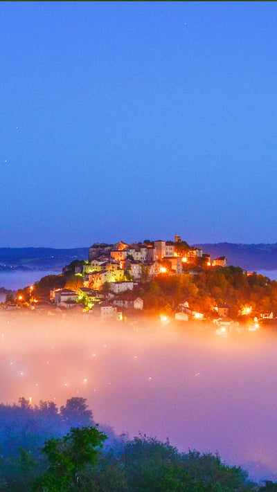 Cordes-sur-Ciel à l’aube, Occitanie, France (© Jon Davison/Alamy Stock Photo) mobile wallpaper