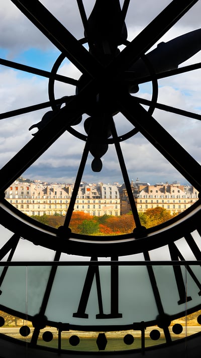 Vue de Paris à travers l'horloge géante du Musée d'Orsay, Paris (© Bruce Beck/Alamy Stock Photo) mobile wallpaper