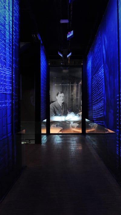 Photographie de Charles de Gaulle au mémorial éponyme de Colombey les Deux Églises (© Alexandre MARCHI/Gamma-Rapho via Getty Images) mobile wallpaper