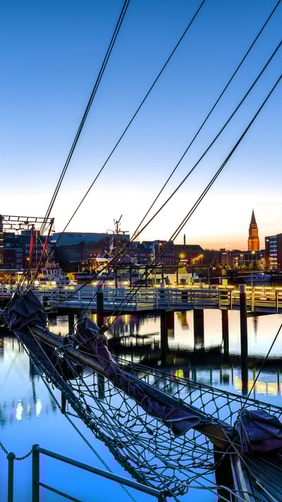 Hörnbrücke mit Stadtzentrum am Abend, Kiel, Schleswig-Holstein, Deutschland (© Sabine Lubenow/Huber Images/eStock Photo) mobile wallpaper