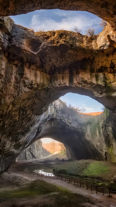 Devetashka Cave, Devetaki, Bulgaria (© Jasmine_K/Shutterstock) mobile wallpaper