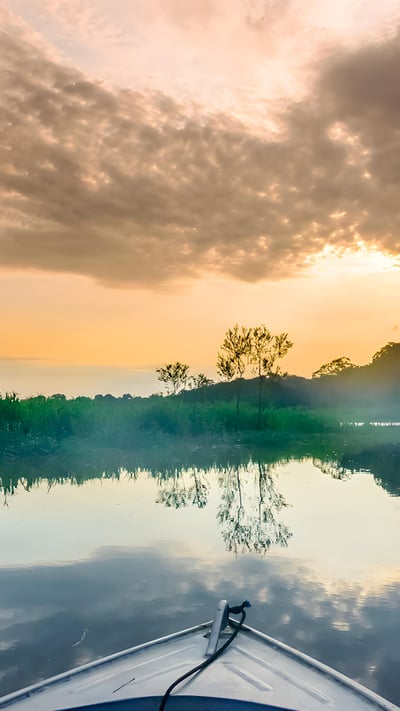 Vista de um barco na Amazônia (© StreetFlash/Getty Images) mobile wallpaper