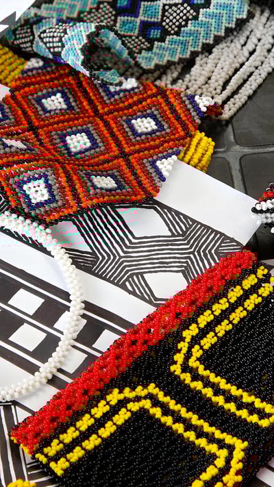 Artesanato indígena brasileiro exposto para venda em feira ao ar livre (© Ricardo Lima/Getty Images) mobile wallpaper