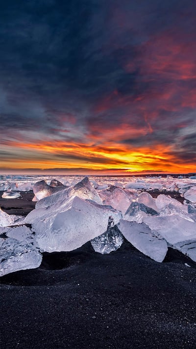 Diamond Beach across from Jökulsárlón, a glacial lagoon in Iceland (© surangaw/Getty Images) mobile wallpaper