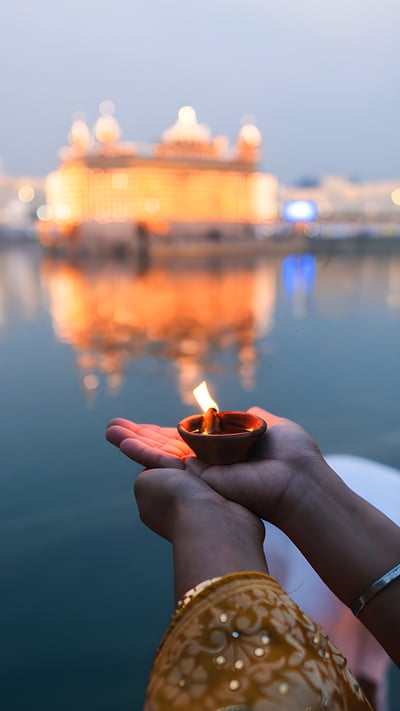 A diya at the Golden Temple during Diwali, Amritsar, India (© EyeEm Mobile GmbH/Getty Images) mobile wallpaper