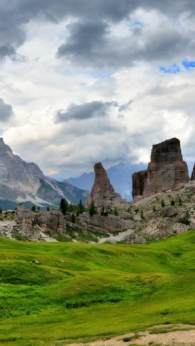 Cinque Torri, Dolomiten, Italien (© usabin/Getty Images) mobile wallpaper