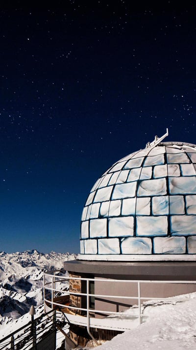 Dôme de l’observatoire du Pic du Midi de Bigorre sous un ciel étoilé, Bagnères-de-Bigorre, La Mongie, Hautes-Pyrénées, France (© Jean-Marc Barrere/hemis.fr/Getty Images) mobile wallpaper