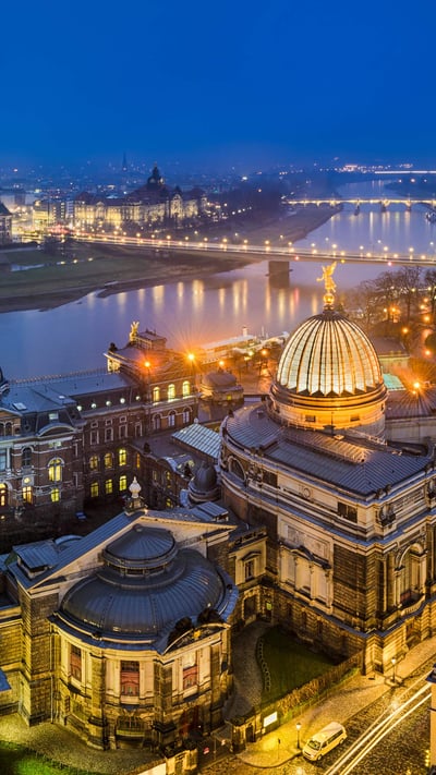 Blick von der Frauenkirche auf die Altstadt und die Elbe, Dresden, Sachsen (© Michael Abid/Mapics/Adobe Stock) mobile wallpaper