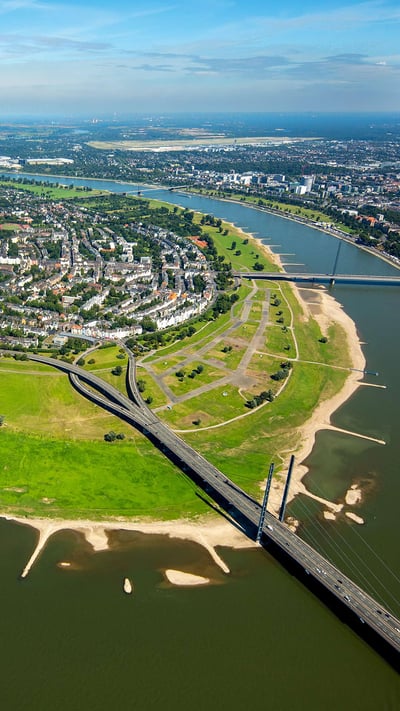 Luftbild des Düsseldorfer Stadtteils Oberkassel mit Rheinkniebrücke und Oberkasseler Brücke, Nordrhein-Westfalen (© Hans Blossey/Alamy Stock Photo) mobile wallpaper