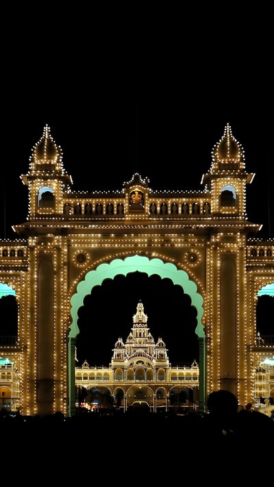 Mysuru Palace during Dasara, Karnataka (© Fameleaf Photos/Getty Images) mobile wallpaper