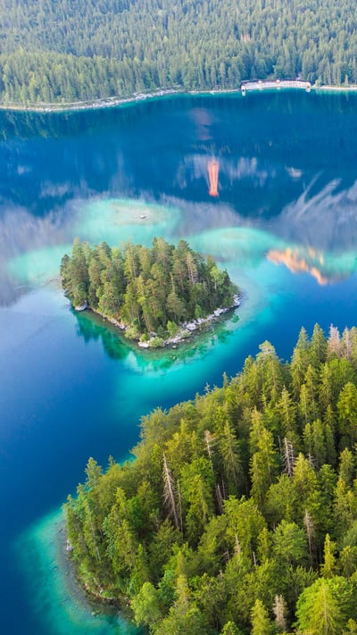 Die Zugspitze spiegelt sich im Eibsee, Grainau, Werdenfelser Land, Bayern (© Martin Siepmann/Westend61/offset by shutterstock) mobile wallpaper