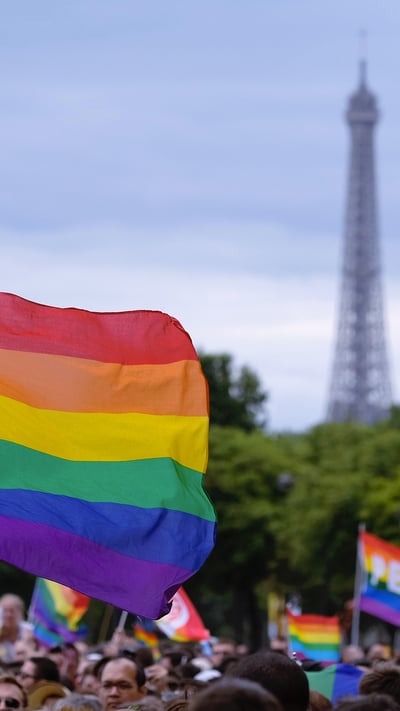Drapeau arc-en-ciel flottant près de la Tour Eiffel lors de la Marche des fiertés de Paris (© Aflo Co. Ltd./Alamy Stock Photo) mobile wallpaper