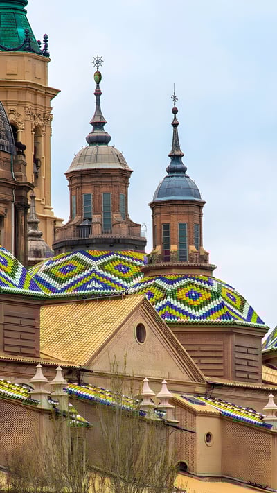 Catedral basílica de Nuestra Señora del Pilar, Zaragoza, España (© Botond Horvath/Shutterstock) mobile wallpaper