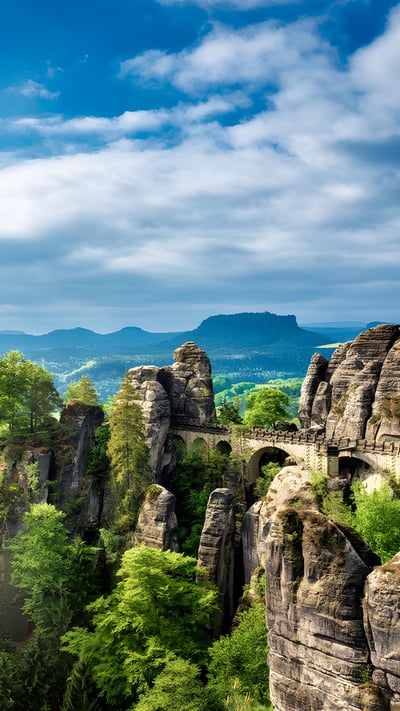 Elbsandsteingebirge und Basteibrücke im Nationalpark Sächsische Schweiz, Sachsen (© Harald Nachtmann/Getty Images) mobile wallpaper