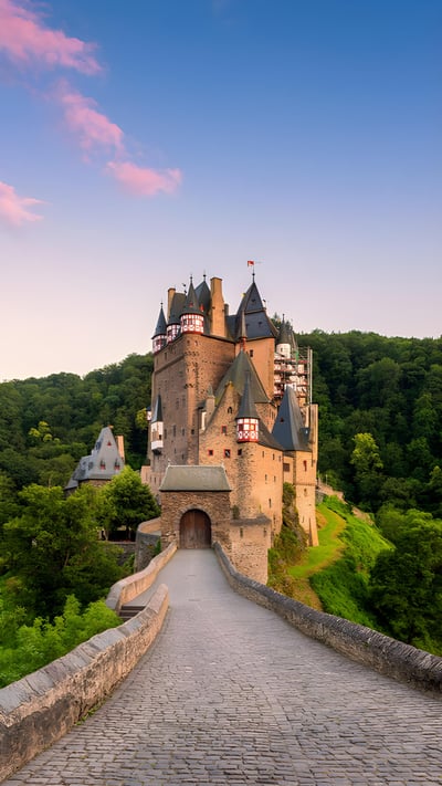 Burg Eltz, Wierschem, Rheinland-Pfalz (© Allard Schager/Alamy) mobile wallpaper
