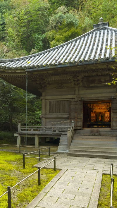 「円通院の三慧殿」宮城県, 松島町 (© Mark Schwettmann/Shutterstock) mobile wallpaper