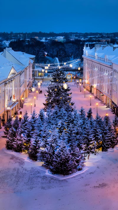 Town Hall Square, Tartu, Estonia (© Westend61/Getty Images) mobile wallpaper