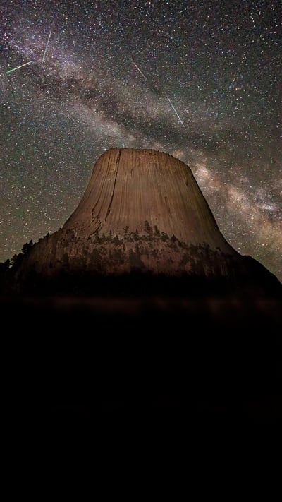「銀河とみずがめ座η流星群」米国ワイオミング州, デビルスタワー (© Jason Hatfield/Tandem Stills + Motion) mobile wallpaper