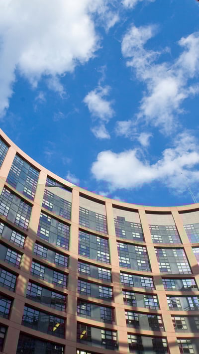 Vue du ciel depuis le bâtiment Louise-Weiss, le Parlement européen de Strasbourg, France (© Hemis/Alamy Stock Photo) mobile wallpaper