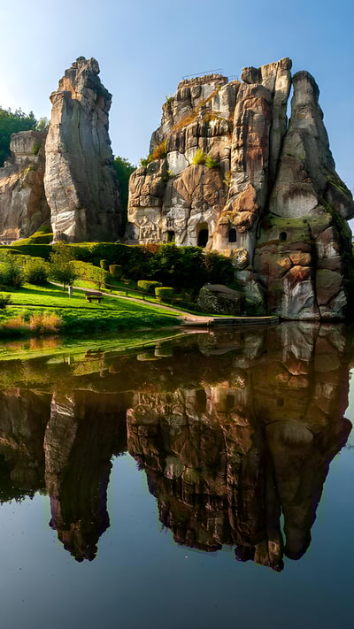Externsteine im Teutoburger Wald, Nordrhein-Westfalen (© MoJoLo/Panther Media GmbH/Alamy Stock Photo) mobile wallpaper
