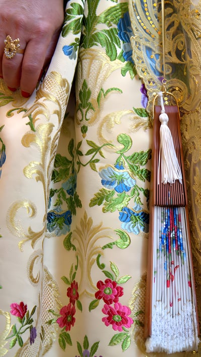 Traje típico de fallera en las Fallas de Valencia, España (© Miguel Sotomayor/Getty Images) mobile wallpaper