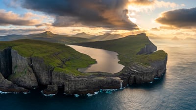 A lake above the ocean