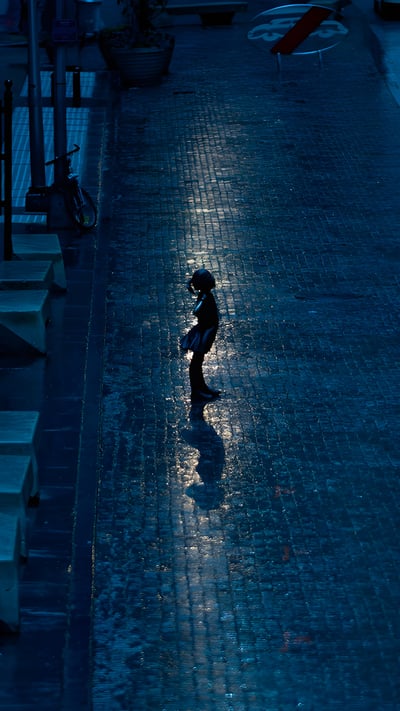 Fearless Girl statue facing the New York Stock Exchange, New York City (© JOHANNES EISELE/AFP via Getty Images) mobile wallpaper