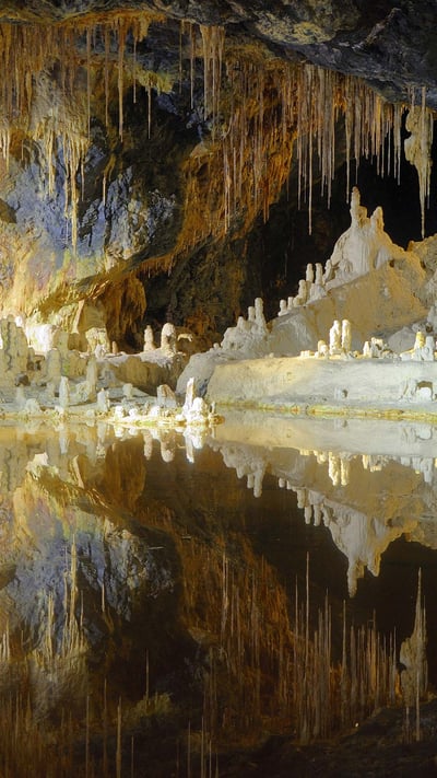 Der „Märchendom“ in den Saalfelder Feengrotten, Thüringen, Deutschland (© mit4711/iStock/Getty Images Plus) mobile wallpaper