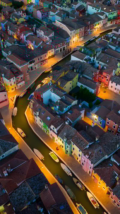 Vista aerea delle case colorate dell'isola di Burano, Laguna di Venezia, Veneto (© Pol Albarrán/Moment) mobile wallpaper