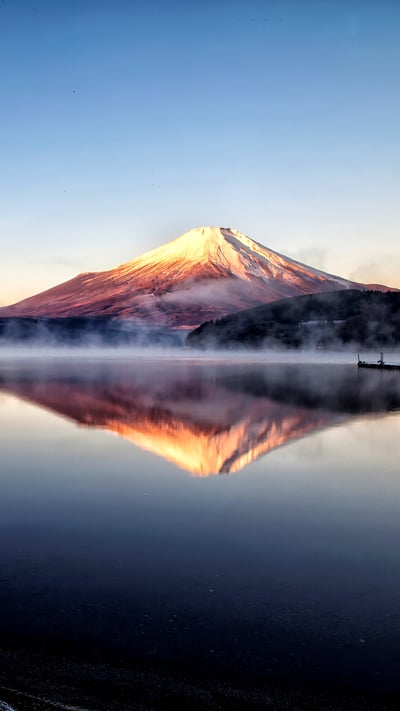 「山中湖から見た富士山の朝焼け」山梨県 (© Nyoman Sundra/GettyImages) mobile wallpaper