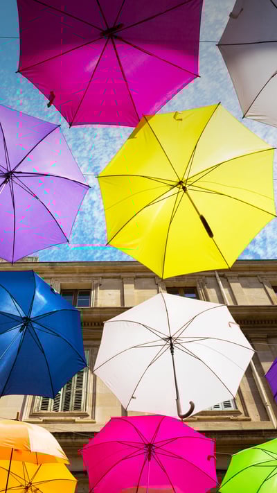 Parapluies flottant à Arles par le Umbrella Sky Project (© plainpicture/Stephen Shepherd) mobile wallpaper