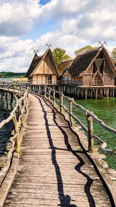 Fußgängerbrücke über den See zu den Stelzenhäusern, Unteruhldingen, Baden-Württemberg (© Harald Nachtmann/Getty Images) mobile wallpaper