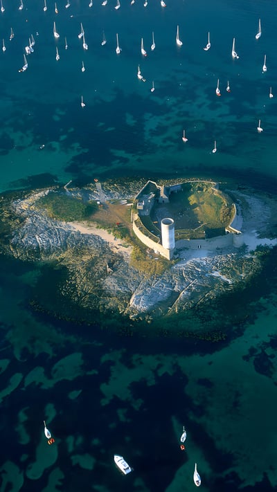Fort Cigogne, archipel des Glénans, Bretagne (© Gerard SIOEN/Getty Images) mobile wallpaper