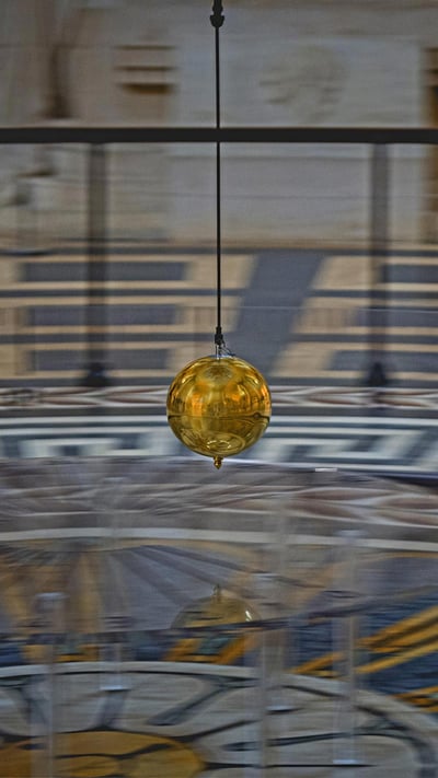 Foucault pendulum at the Panthéon in Paris, France (© Adolf/Adobe Stock) mobile wallpaper