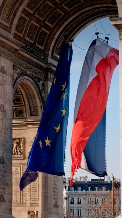 Drapeaux de la France et de l’Europe flottant sous l’Arc de Triomphe, Paris (© genekrebs/iStock/Getty Images Plus/Getty Images) mobile wallpaper