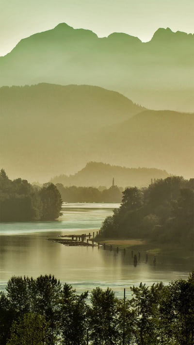 The Fraser River, east of Vancouver, British Columbia, Canada, with the Golden Ears mountains (© LeonU/Getty Images) mobile wallpaper