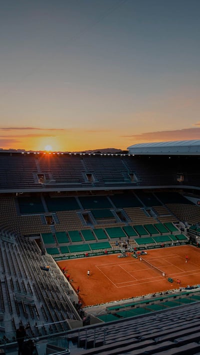 Coucher de soleil sur le court Philippe Chatrier, Roland-Garros, Paris (© Juergen Hasenkopf/Alamy Stock Photo) mobile wallpaper