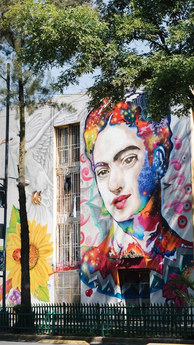 Frida-Kahlo-Wandgemälde an einer Fassade nahe der Biblioteca Vasconcelos in Mexiko-Stadt, Mexiko (© JESSICA SAMPLE/Gallery Stock) mobile wallpaper