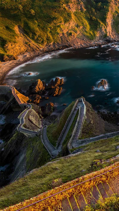 Path to San Juan de Gaztelugatxe, Basque Country, Spain, for the 'Game of Thrones' premiere (© Anton Petrus/Moment/Getty Images) mobile wallpaper