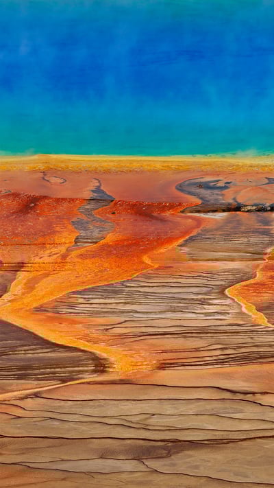 The Grand Prismatic Spring in Yellowstone National Park, Wyoming (© Martin Rügner/DEEPOL by plainpicture) mobile wallpaper