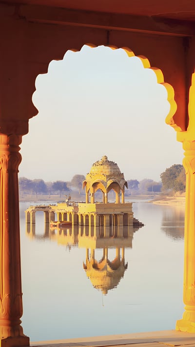 Gadisar Lake, Jaisalmer, Rajasthan (© EoNaYa/Getty Images) mobile wallpaper