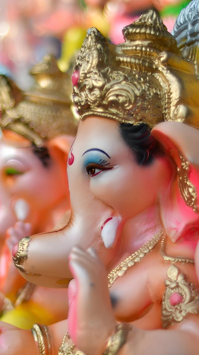Idols of Lord Ganesha for sale in Gulbai tekra, Ahmedabad (© Priti Bhatt/Getty Images) mobile wallpaper