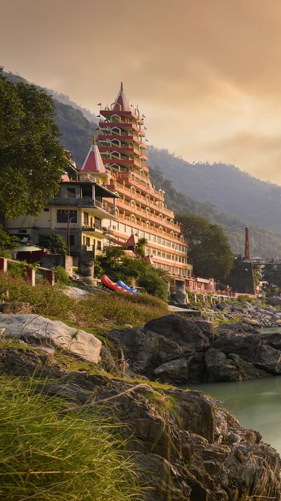 Ganga river, Lakshman Jhula, and Tera Manzil Temple in Rishikesh, India (© Travelwild/Shutterstock) mobile wallpaper