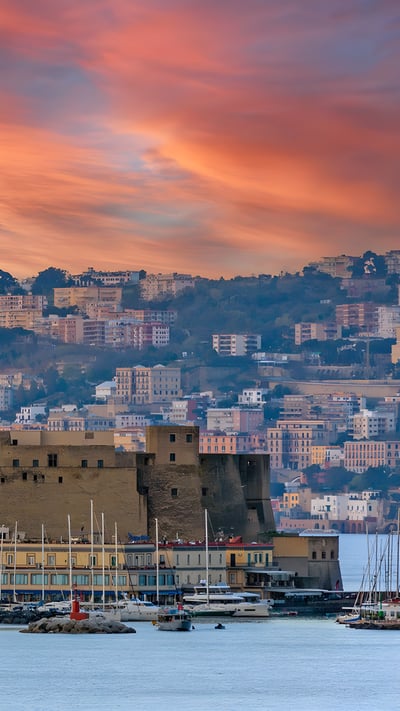 Castel dell’Ovo, Baia di Napoli, Napoli, Campania (© florin1961/iStock) mobile wallpaper