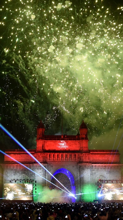 New Year's Eve fireworks at the Gateway of India, Mumbai (© INDRANIL MUKHERJEE/AFP via Getty Images) mobile wallpaper