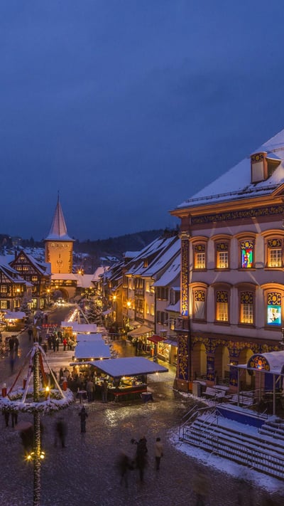 Adventsmarkt und Adventskalenderhaus in Gengenbach, Schwarzwald, Baden-Württemberg, Deutschland (© SUDRES Jean-Daniel/Hemis/SuperStock) mobile wallpaper