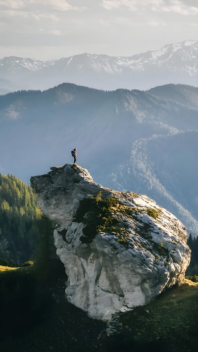 Wanderer bei Sonnenaufgang auf einem Bergkamm, Nationalpark Gesäuse, Steiermark, Österreich (© AscentXmedia/Getty Images) mobile wallpaper